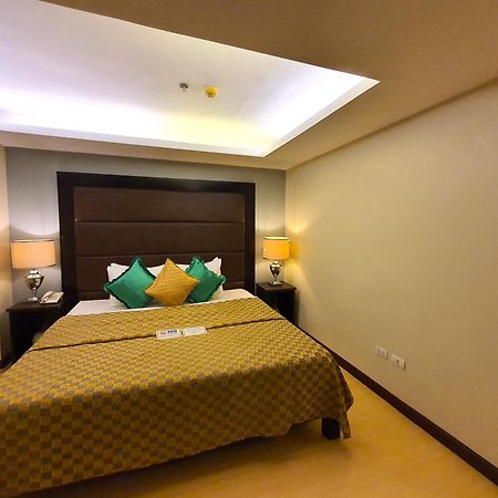 Festive Hotel Makati Paco Εξωτερικό φωτογραφία