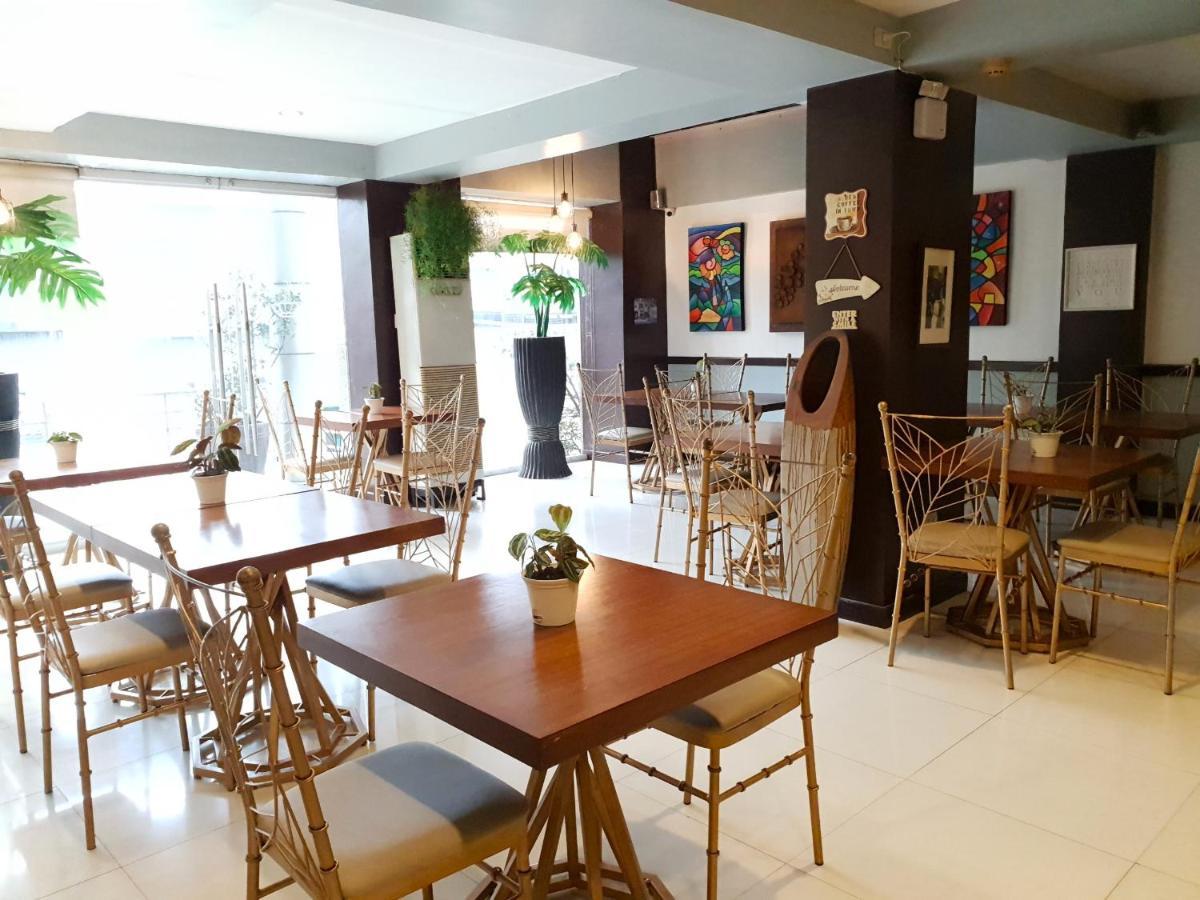 Festive Hotel Makati Paco Εξωτερικό φωτογραφία