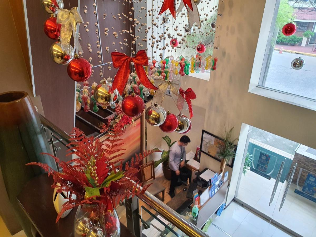 Festive Hotel Makati Paco Εξωτερικό φωτογραφία