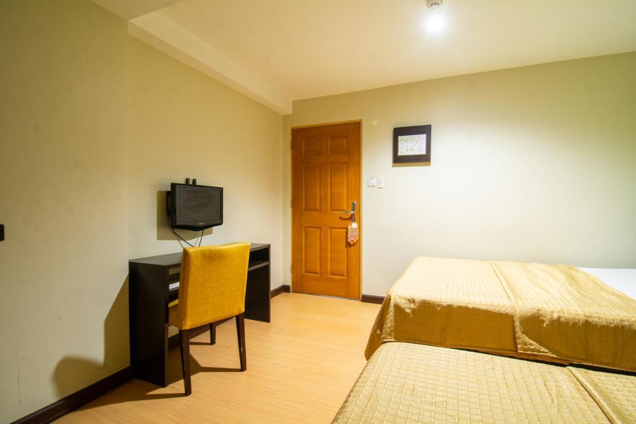 Festive Hotel Makati Paco Εξωτερικό φωτογραφία