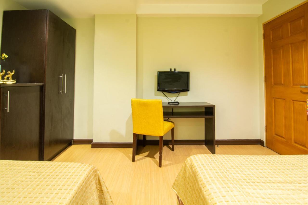 Festive Hotel Makati Paco Εξωτερικό φωτογραφία